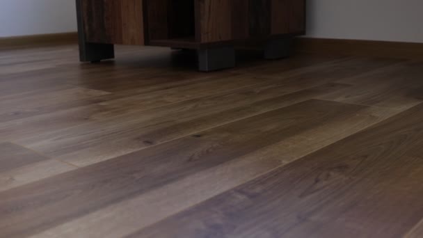 Nová laminátová podlaha. Vrstvené parkety s hnědou dřevěnou texturou - Záběry, video