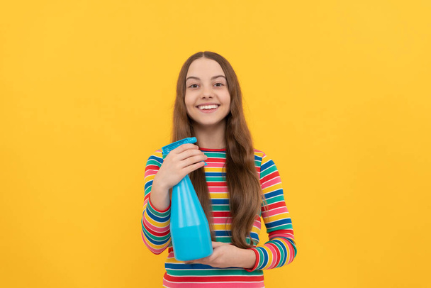 Dla wszystkich potrzeb sprzątania. Szczęśliwa dziewczyna trzyma rozpylacz. Produkt do czyszczenia sprayu. Środki dezynfekujące i antybakteryjne w higienie w domu. Dezynfekcja, przestrzeń kopiowania - Zdjęcie, obraz