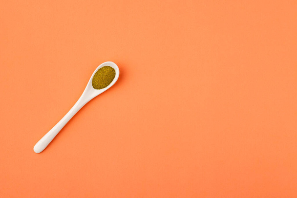 Moringa - Organic green powder in ceramic spoon - Valokuva, kuva