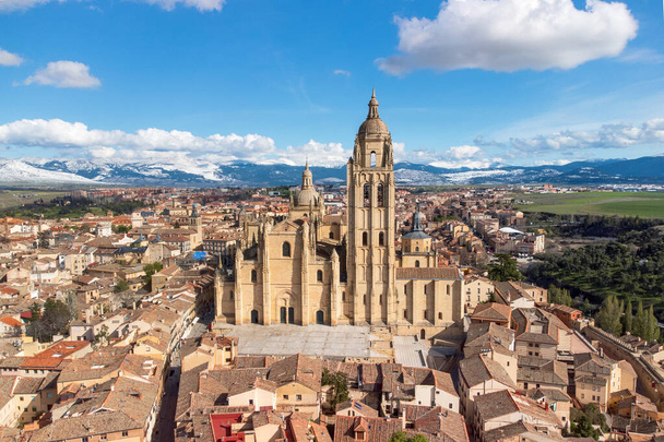 Légi kilátás Segovia katedrális, híres turisztikai attrakció Kasztília és Leon, Spanyolország. Kiváló minőségű fénykép - Fotó, kép