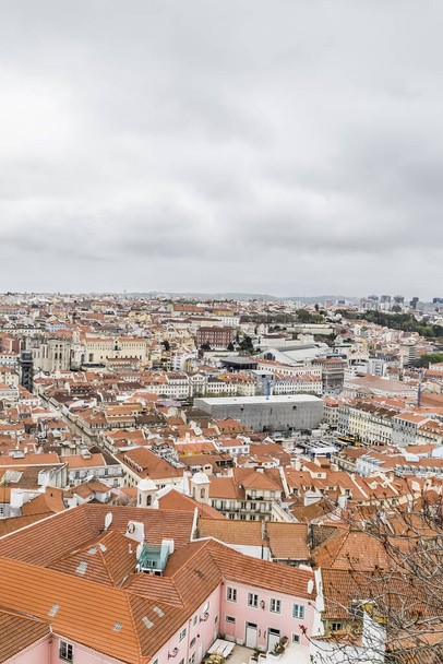 Arquitectura y fachada de casas y edificios de la ciudad. Lisboa, Portugal.  - Foto, imagen