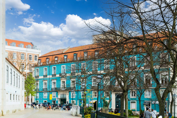 Лиссабон, Португалия. 9 апреля 2022 года: Архитектура и фасад домов в районе Алфама. - Фото, изображение