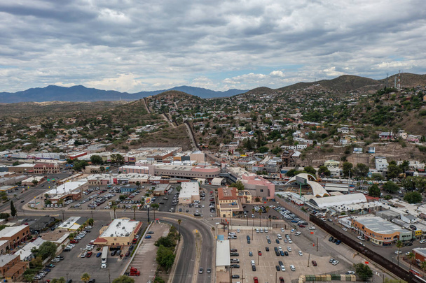 Порт Ентрі США Мексика кордон в Ногалесі, Аризона, повітряний постріл.  - Фото, зображення