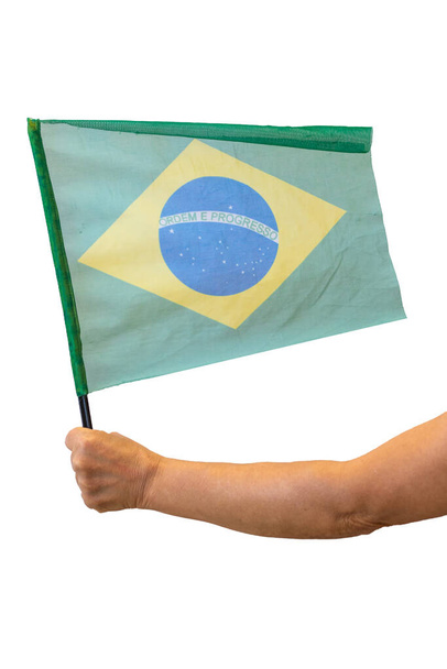 Держащий флаг Бразилии изолирован на белом  - Фото, изображение