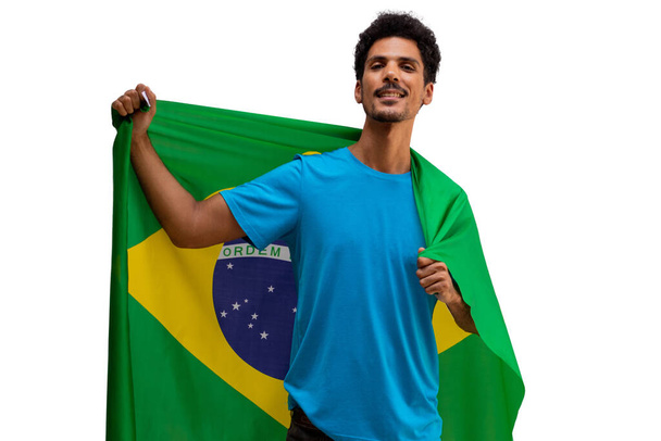  Brazilië vlag vasthouden, zwarte man met vlag geïsoleerd.. Vlag en Onafhankelijkheidsdag Concept Afbeelding. - Foto, afbeelding