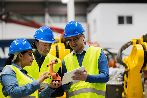 συνεργάτες σε εργοστάσιο επισκευής ρομπότ - Φωτογραφία, εικόνα