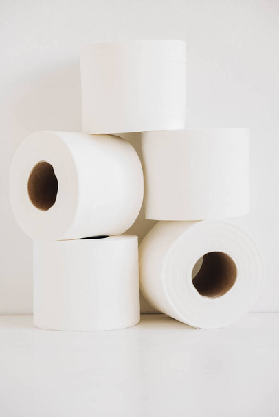 Рулони білого туалетного паперу на білому тлі
. - Фото, зображення