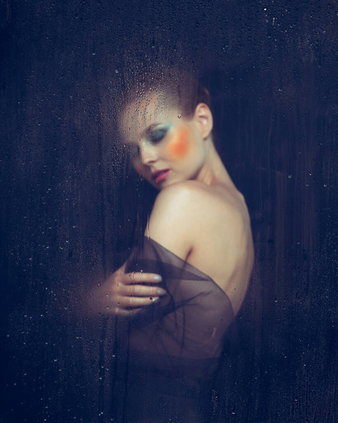 Портрет красивої жінки з яскравим макіяжем позує ізольовано на фіолетовому тлі. Ефект туманного скла з димом. Поняття краси, моди, стилю, косметології, косметики. Копіювати простір для оголошення
 - Фото, зображення