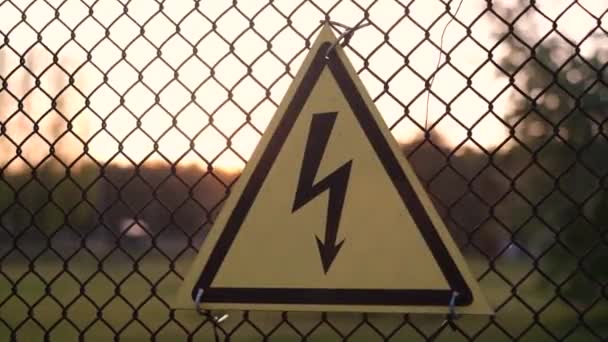 danger sign on a metal fence - Séquence, vidéo