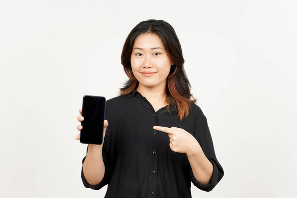 Anzeigen von Apps oder Anzeigen auf dem leeren Bildschirm Smartphone der schönen asiatischen Frau isoliert auf weißem Hintergrund - Foto, Bild