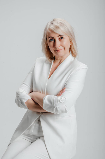a woman in a white business suit on a white background - Foto, afbeelding