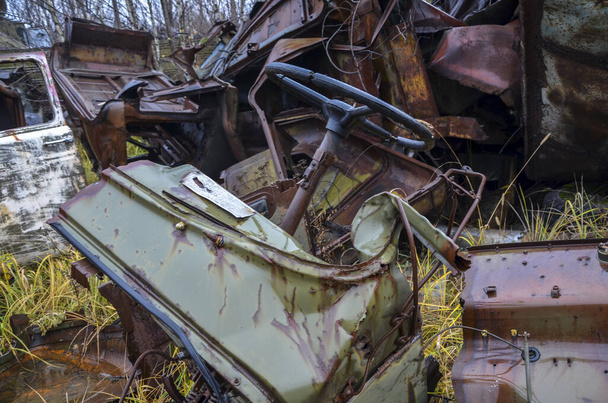 Το σπασμένο παλιό σκουριασμένο τιμόνι αυτοκινήτου σε μια μάντρα - Φωτογραφία, εικόνα
