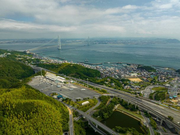 Вид с воздуха на автостраду остановки отдыха с видом на мост Акаси. Высокое качество фото - Фото, изображение