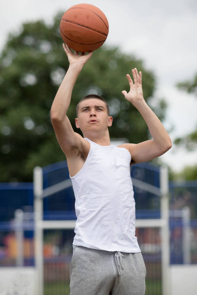A Nineteen Year Old Teenage Boy Shooting A Hoop in A Basketball Court in A Public Park - Zdjęcie, obraz