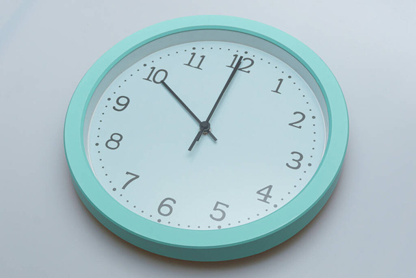 Wall clock showing various times on a white background - Foto, Bild