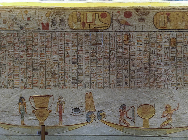 Detail of the hieroglyphs painted on the stone of an ancient wall in Egypt, Africa - Foto, Imagen