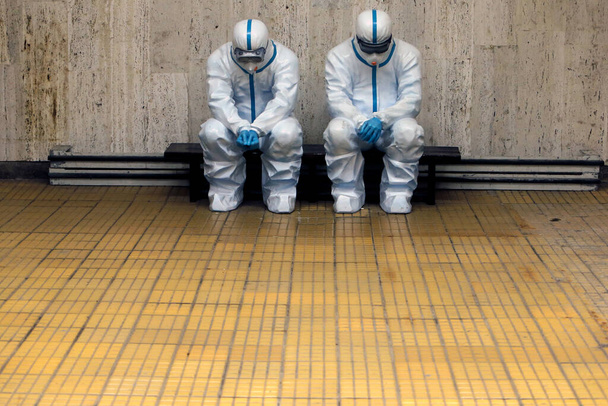 Standbeeld voor medisch personeel betrokken bij de bestrijding van het coronavirus COVID-19 in het ondergrondse station - Foto, afbeelding