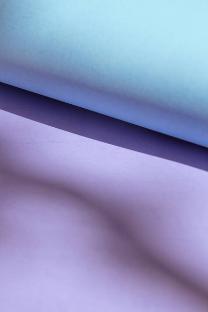 Абстрактный многоцветный геометрический фон бумаги. Вайолет, голубой цвет. Яркий красочный бумажный фон - Фото, изображение