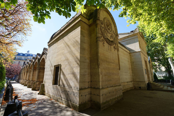 La Cappella Espiatoria, situata in Piazza Luigi XVI, rimane uno degli edifici religiosi più originali di Parigi. Fu costruita nel 1815 in memoria di Luigi XVI e di sua moglie, la regina Maria Antonietta, ghigliottinata nel 1793.. - Foto, immagini
