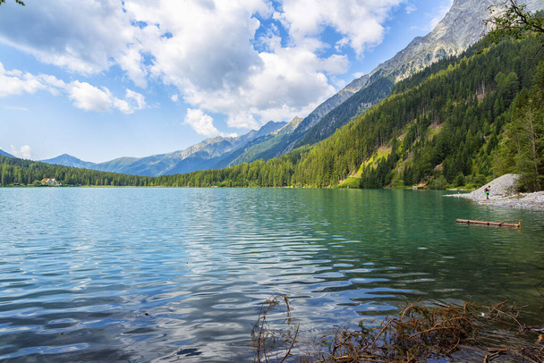 Lake Antholz, kaunis järvi Etelä-Tirolissa, Italiassa - Valokuva, kuva
