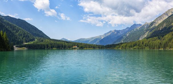 Lake Antholz, egy gyönyörű tó Dél-Tirol, Olaszország - Fotó, kép