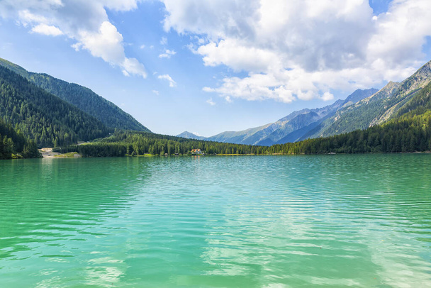 Lake Antholz, egy gyönyörű tó Dél-Tirol, Olaszország - Fotó, kép