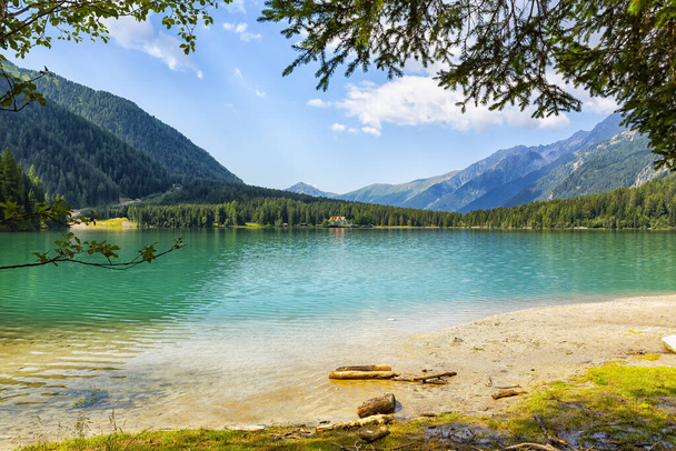 Antholz Gölü, Güney Tyrol, İtalya 'da güzel bir göl. - Fotoğraf, Görsel