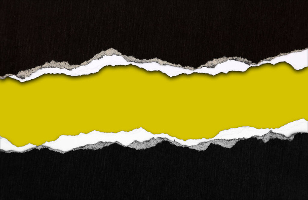Σκισμένο μαύρο χαρτί σε κίτρινο φόντο, χώρος για αντίγραφο - Φωτογραφία, εικόνα