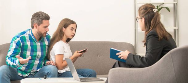 Psychologist give family therapy for dad mom and daughter girl, psychology. worried father talk to family psychologist about phone addicted child, family. - Foto, immagini