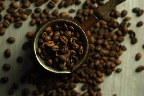 Grains de café torréfiés noirs. Cezva tasse de café en verre style rustique café turc moulu - Photo, image