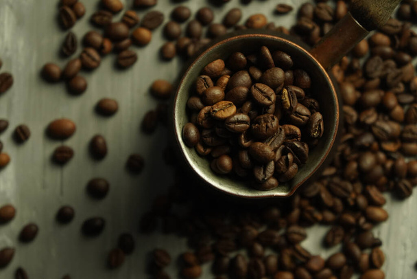 Μαύροι φρυγμένοι κόκκοι καφέ. Cezva κύπελλο καφέ γυαλί ρουστίκ στυλ τουρκικό αλεσμένο καφέ - Φωτογραφία, εικόνα