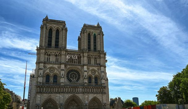 Paříž, Francie. Červen 2022. Pěkný výhled na fasádu Notre Dame. Jeřáb na místě rekonstrukce je viditelný po velkém požáru, který poškodil katedrálu. - Fotografie, Obrázek