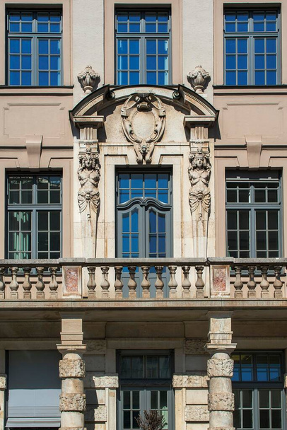 Facade with balcony and caryatids, Neo-Baroque, 1895-1896 by Emanuel von Seidl, Briennerstrasse, Munich, Bavaria, Germany, Europe - Fotoğraf, Görsel