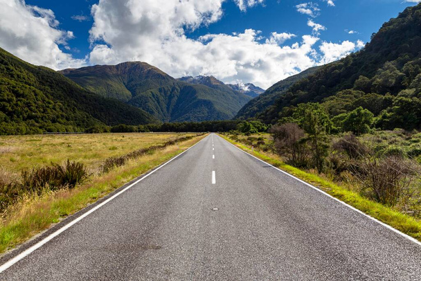 Highway 6 with views of the Wilson Ridge, Haast, West Coast Region, New Zealand, Oceania - Foto, afbeelding