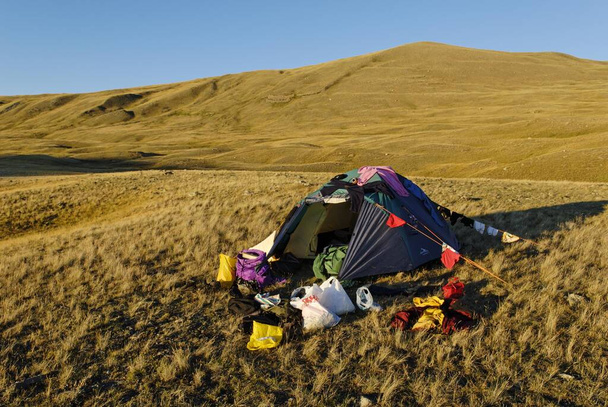 Tent, camping, Saljugern, Sailughem, Saylugem mountains, Tschuja Steppe, Altai Republic, Siberia, Russia, Asia, Europe - Photo, image
