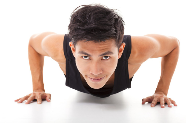 sonriente joven fitness hombre ejercicio empujar hacia arriba
 - Foto, Imagen