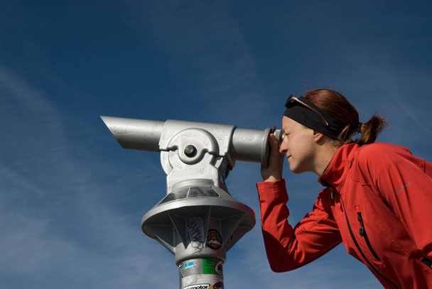 Woman looking through telescope - Valokuva, kuva