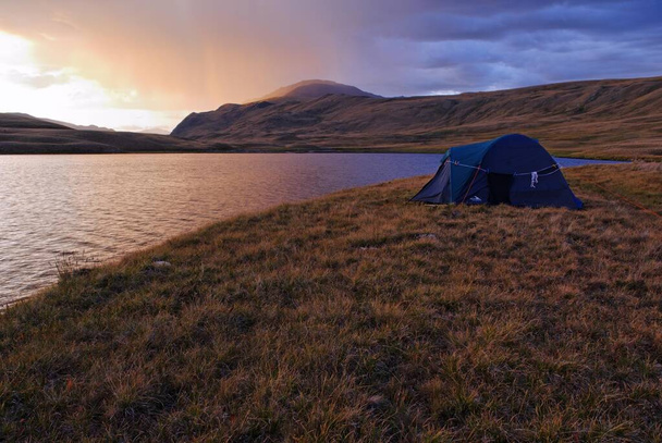 Camping in a tent beside a lake, Saylyugem Mountains, Chuya Steppe, Altai Republic, Siberia, Russia, Asia, Europe - Foto, afbeelding