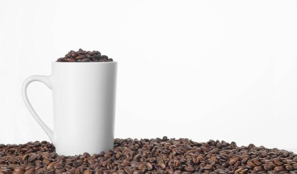Чашка кофейных зерен на фоне свежих кофейных зерен. Высокое качество фото - Фото, изображение