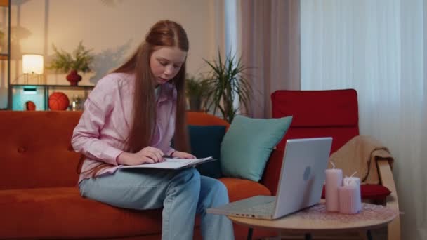 Triest tienerkind meisje werken online op laptop analyseren van papierwerk grafieken, verliest steeds verrast plotselinge slechte nieuws resultaten, fortuin verlies, falen, boekhoudkundige betalingen en het berekenen van kosten bankrekeningen - Video