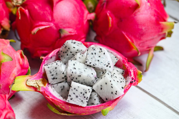 φρέσκα λευκά φρούτα δράκος τροπικά στην ασιατική Ταϊλάνδη υγιή έννοια φρούτων, φέτα φρούτων δράκος σε φλούδα φρούτων με φόντο pitahaya - Φωτογραφία, εικόνα