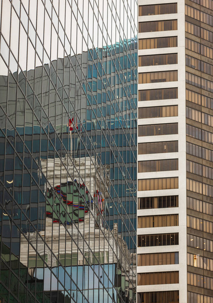 Manzaralı Vancouver finans bölgesi silueti ve modern mimari silüeti. İş binası. Sabahın erken saatlerinde gökdelen cam cepheleri. Sokak fotoğrafı, kimse yok. - Fotoğraf, Görsel