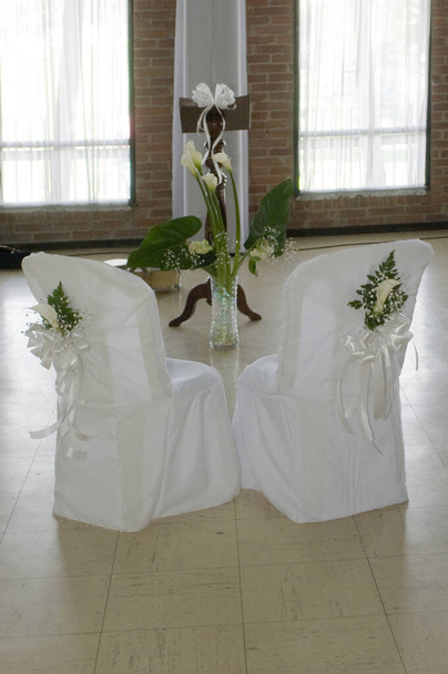 Cadeiras decoradas no casamento no parque
 - Foto, Imagem