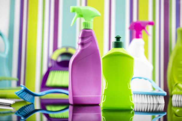 Schoonmaakmiddelen voor huis en kantoor. Kleurrijke schoonmaak kit op gestreepte kleur achtergrond. - Foto, afbeelding