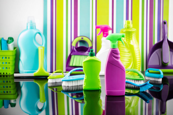 Schoonmaakmiddelen voor huis en kantoor. Kleurrijke schoonmaak kit op gestreepte kleur achtergrond. - Foto, afbeelding