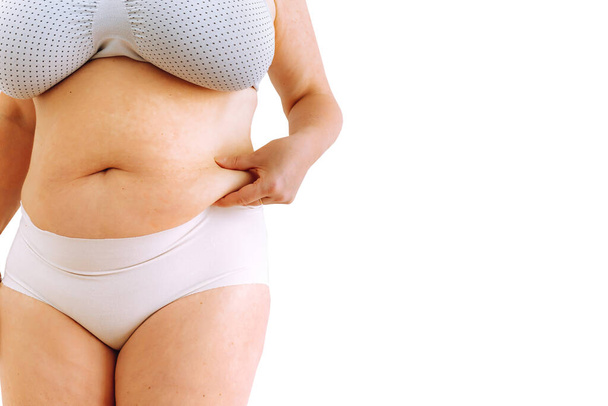 обвисшая кожа с возрастными пятнами на жировом животе, концепция пластической хирургии. женщина имеет обвисание жира на талии, жир живот является результатом возрастных изменений, недоедание, несоблюдение диеты, положительное состояние организма - Фото, изображение