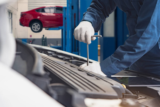 Hands of car mechanic in auto repair service.,Mechanic at work in his garage, Transport concept. - Foto, afbeelding