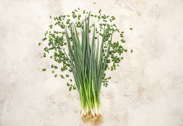 Composition with fresh green onion on light background - Foto, afbeelding