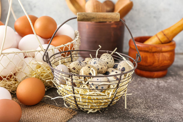 Basket with fresh quail eggs on table - Fotoğraf, Görsel