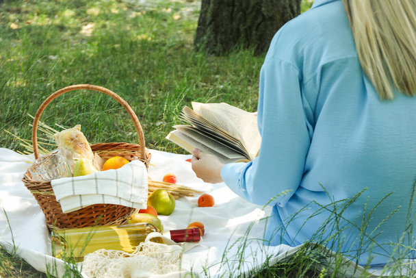 Koncept krásného venkovního odpočinku v letním období, piknik - Fotografie, Obrázek